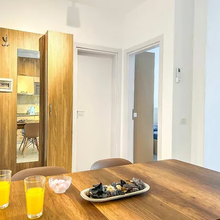 Agimi 818 Apartment *